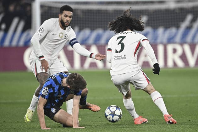 Atalanta v Chelsea - UEFA Champions League BERGAMO, ITALY, DECEMBER 09: Charles De Ketelaere (C), of Atalanta, is challenged by Reece James (L) and Marc Cucurella (R), of Chelsea, during the League phase UEFA Champions League football match between Atalanta and Chelsea at the Stadio di Bergamo, Italy, on December 09, 2025. Isabella Bonotto Anadolu Bergamo Italy. Editorial use only. Please get in touch for any other usage.  Copyright: x2025xAnadoluxIsabellaxBonottox