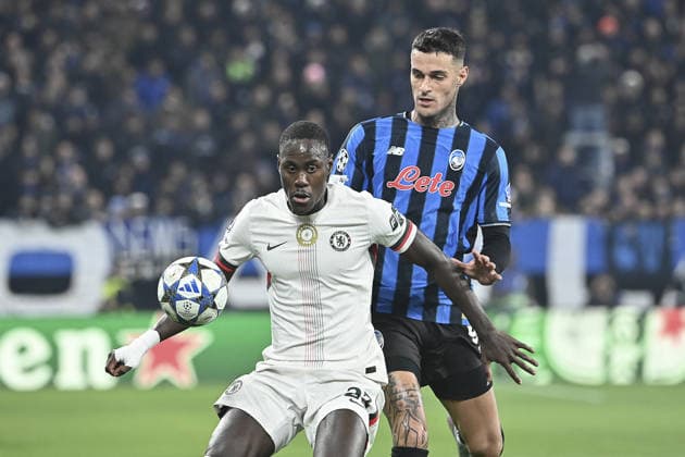 Atalanta v Chelsea - UEFA Champions League BERGAMO, ITALY, DECEMBER 09: Trevoh Chalobah (L), of Chelsea, is challenged by Gianluca Scamacca (R), of Atalanta, during the League phase UEFA Champions League football match between Atalanta and Chelsea at the Stadio di Bergamo, Italy, on December 09, 2025. Isabella Bonotto Anadolu Italy Italy. Editorial use only. Please get in touch for any other usage.  Copyright: x2025xAnadoluxIsabellaxBonottox