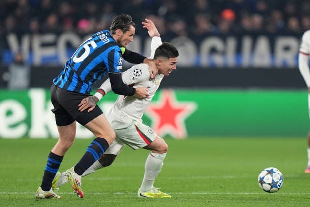 Atalanta™s Marten de Roon fights for the ball with Chelsea s Enzo Fernandez during the Uefa Champions League soccer match between Atalanta and Chelsea at the New Balance Arena in Bergamo , north Italy - Wednesday , December 9 , 2025. - Soccer .  Copyright: xSpada LaPressex