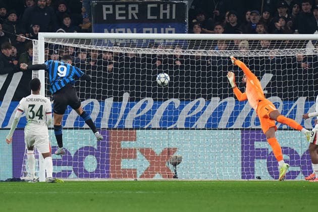 Atalanta™s Gianluca Scamacca scores 1-1 during the Uefa Champions League soccer match between Atalanta and Chelsea at the New Balance Arena in Bergamo , north Italy - Wednesday , December 9 , 2025. - Soccer .  Copyright: xSpada LaPressex