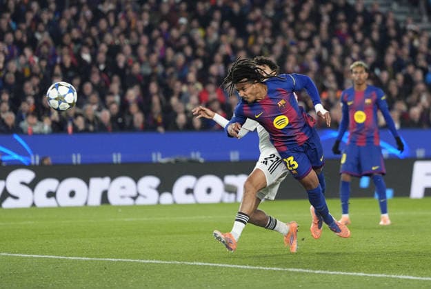 09 12 2025, xslx, Football UEFA Champions League, FC Barcelona Eintracht Frankfurt v l Nathaniel Brown Eintracht Frankfurt , Jules Kounde FC Barcelona Goal scored, scores the goal for 1 1 Barcelona