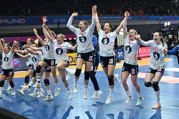 GER, Dortmund, 27th Wommens World Championship 2025, Quarter Finals Quater Finals Norway Norway NOR vs Montenegro MNO 09 12 2025, Westfalenhalle, Dortmund, GER, Dortmund, 27th Wommens World Championship 2025, Quarter Finals Quater Finals Norway Norway NOR vs Montenegro MNO , in the picture the Norwegians are happy about the victory and the participation in the semi-finals Emilie Margrethe HOVDEN NOR 26 , Kristine BREISTOL NOR 14 , Katrine LUNDE Goalkeeper NOR 16 , Vilde Mortensen INGSTAD NOR 15 , Nora MORK NOR 9 , Thale Rushfeldt DEILA NOR 33 , nordphotoxGmbHx xMeuter nph00351