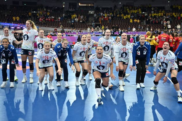 GER, Dortmund, 27th Wommens World Championship 2025, Quarter Finals Quater Finals Norway Norway NOR vs Montenegro MNO 09 12 2025, Westfalenhalle, Dortmund, GER, Dortmund, 27th Wommens World Championship 2025, Quarter Finals Quater Finals Norway Norway NOR vs Montenegro MNO , in the picture the Norwegians are happy about the victory and the participation in the semi-finals Emilie Margrethe HOVDEN NOR 26 , Kristine BREISTOL NOR 14 , Katrine LUNDE Goalkeeper NOR 16 , Vilde Mortensen INGSTAD NOR 15 , Nora MORK NOR 9 , Thale Rushfeldt DEILA NOR 33 , nordphotoxGmbHx xMeuter nph00351