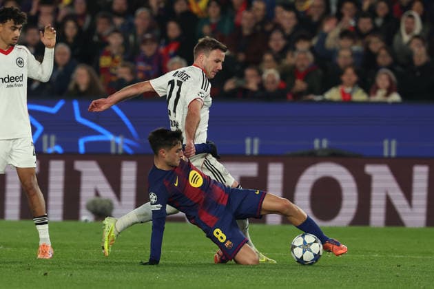 FBL SPA CL FC Barcelona Eintracht Frankfurt Mario Götze Eintracht Frankfurt , Pedri FC Barcelona , in action during the Champions League phase Matchday 6 football match between FC Barcelona Eintracht Frankfurt an Camp Nou Barcelona, on December 09, 2025 Copyright: JoaquimxFerreira
