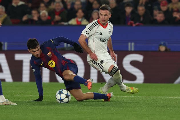 FBL SPA CL FC Barcelona Eintracht Frankfurt Pedri FC Barcelona , Mario Götze Eintracht Frankfurt in action during the Champions League phase Matchday 6 football match between FC Barcelona Eintracht Frankfurt an Camp Nou Barcelona, on December 09, 2025 Copyright: JoaquimxFerreira