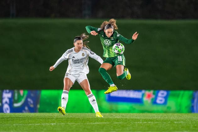 Real Madrid v VfL Wolfsburg, UEFA Women s Champions League, Madrid, Spain MADRID, SPAIN - DECEMBER 09: Kessya Bussy (19) of VfL Wolfsburg in action pressured by Maria Mendez of Real Madrid CF during the UEFA Women s Champions League 2025 26 match between Real Madrid CF and VfL Wolfsburg at Estadio Alfredo Di Stefano in Madrid. Spain, Madrid, Estadio Alfredo Di Stefano  Copyright: xGonzalesxPhoto LucianoxLimax