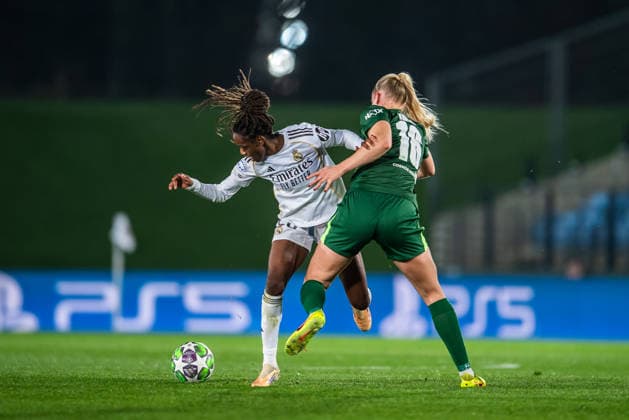 Real Madrid v VfL Wolfsburg, UEFA Women s Champions League, Madrid, Spain MADRID, SPAIN - DECEMBER 09: Naomie Feller of Real Madrid CF battles for possession with Camilla Kuever of VfL Wolfsburg during the UEFA Women s Champions League 2025 26 match between Real Madrid CF and VfL Wolfsburg at Estadio Alfredo Di Stefano in Madrid. Spain, Madrid, Estadio Alfredo Di Stefano  Copyright: xGonzalesxPhoto LucianoxLimax