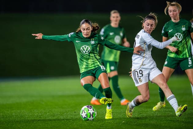 Real Madrid v VfL Wolfsburg, UEFA Women s Champions League, Madrid, Spain MADRID, SPAIN - DECEMBER 09: Kessya Bussy of VfL Wolfsburg in action pressured by Eva Navarro of Real Madrid CF during the UEFA Women s Champions League 2025 26 match between Real Madrid CF and VfL Wolfsburg at Estadio Alfredo Di Stefano in Madrid. Spain, Madrid, Estadio Alfredo Di Stefano  Copyright: xGonzalesxPhoto LucianoxLimax