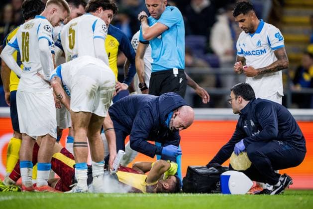 Marseille s Geronimo Rulli receives medical treatment during a soccer game between Belgian Royale Union Saint-Gilloise and French Olympique de Marseille, on Tuesday 09 December 2025 in Brussels, on the sixth day of the League phase of the UEFA Champions League tournament. JASPERxJACOBS  x147763364x
