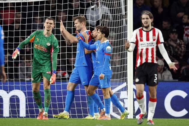EINDHOVEN - Alexander Sorloth of Atletico de Madrid celebrates the 1-3, PSV Eindhoven goalkeeper Matej Kovar, and Yarek Gasiorowski of PSV Eindhoven are disappointed during the UEFA Champions League match between PSV Eindhoven and AtlÃ tico Madrid at the Phillips Stadium on December 9, 2025, in Eindhoven, Netherlands. ANP MAURICE VAN STEEN UEFA Champions League matchday 6 2025-2026 xVIxANPxSportx xxANPxIVx 544424264 originalFilename: 544424264.jpg