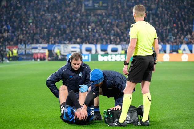 Raoul Bellanova of Atalanta BC 1907 is injuried during the UEFA Champions League 2025 2026, League Phase MD6 football match between Atalanta BC and Chelsea Football Club at New Balance Arena on December 6, 2025, Bergamo, Italy.  Copyright: xRobertoxTommasini IPAxSportx xipa-agency.netx xx IPA_68964110 IPA_Agency_IPA68964110