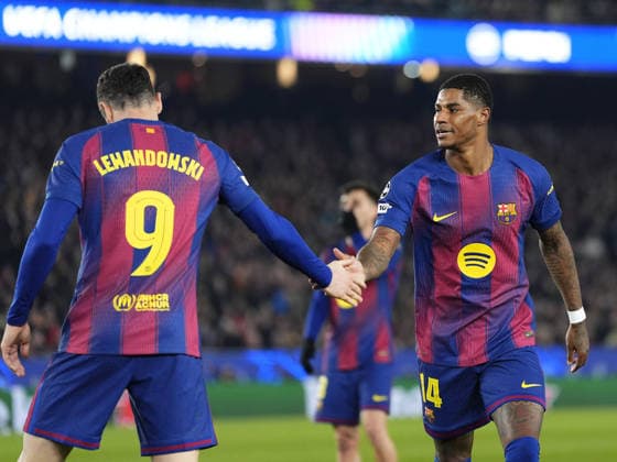 09 12 2025, xslx, Football UEFA Champions League, FC Barcelona Eintracht Frankfurt v l Robert Lewandowski FC Barcelona , Marcus Rashford FC Barcelona shakehands Barcelona