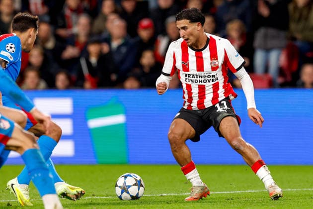 2025-12-09 PSV Eindhoven v Atletico Madrid - UEFA Champions League 2025 26 League Phase MD6 EINDHOVEN, NETHERLANDS - DECEMBER 9: Couhaib Driouech of PSV Eindhoven runs with the ball during the UEFA Champions League 2025 26 League Phase MD6 match between PSV Eindhoven and Atletico Madrid at Phillips Stadion on December 9, 2025 in Eindhoven, Netherlands. Eindhoven Phillips Stadion Netherlands Content not available for redistribution in The Netherlands directly or indirectly through any third parties. Copyright: xBenxGalx