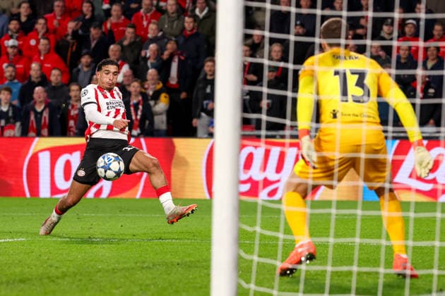 2025-12-09 PSV Eindhoven v Atletico Madrid - UEFA Champions League 2025 26 League Phase MD6 EINDHOVEN, NETHERLANDS - DECEMBER 9: Couhaib Driouech of PSV Eindhoven shoots at goal during the UEFA Champions League 2025 26 League Phase MD6 match between PSV Eindhoven and Atletico Madrid at Phillips Stadion on December 9, 2025 in Eindhoven, Netherlands. Eindhoven Phillips Stadion Netherlands Content not available for redistribution in The Netherlands directly or indirectly through any third parties. Copyright: xBenxGalx
