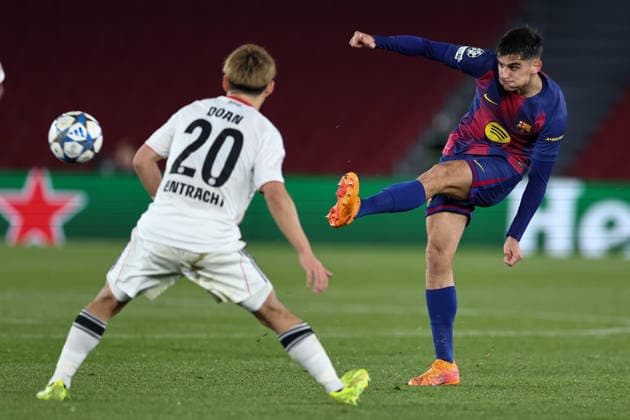 FC Barcelona, Barca v Frankfurt - UEFA Champions League BARCELONA, SPAIN - DECEMBER 9 : FC Barcelona’s Gerard Martin ( L ) vies with Frankfurt s Japanese midfielder Ritsu Doan during the UEFA Champions League league phase day 6 football match between FC Barcelona and Frankfurt at the Camp Nou stadium, on December 9, 2025 Adria Puig Anadolu Barcelona Spain. Editorial use only. Please get in touch for any other usage.  Copyright: x2025xAnadoluxAdriaxPuigx