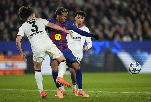09 12 2025, xslx, Football UEFA Champions League, FC Barcelona Eintracht Frankfurt v l Arthur Theate Eintracht Frankfurt , Lamine Yamal FC Barcelona , Nathaniel Brown Eintracht Frankfurt Barcelona