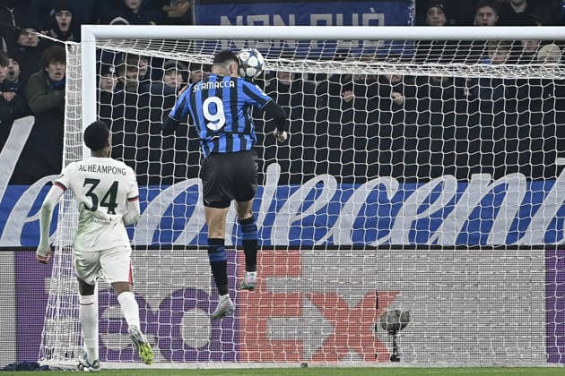 Atalanta v Chelsea - UEFA Champions League BERGAMO, ITALY, DECEMBER 09: Gianluca Scamacca (R), of Atalanta, heads the ball to score during the League phase UEFA Champions League football match between Atalanta and Chelsea at the Stadio di Bergamo, Italy, on December 09, 2025. Isabella Bonotto Anadolu Bergamo Italy. Editorial use only. Please get in touch for any other usage.  Copyright: x2025xAnadoluxIsabellaxBonottox