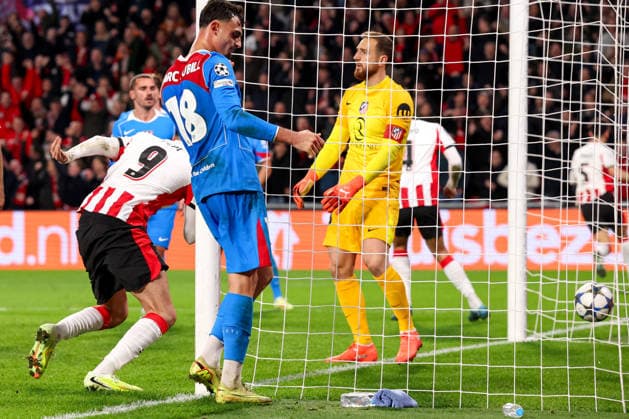 2025-12-09 PSV Eindhoven v Atletico Madrid - UEFA Champions League 2025 26 League Phase MD6 EINDHOVEN, NETHERLANDS - DECEMBER 9: Ricardo Pepi of PSV Eindhoven shoots at goal during the UEFA Champions League 2025 26 League Phase MD6 match between PSV Eindhoven and Atletico Madrid at Phillips Stadion on December 9, 2025 in Eindhoven, Netherlands. Eindhoven Phillips Stadion Netherlands Content not available for redistribution in The Netherlands directly or indirectly through any third parties. Copyright: xBenxGalx