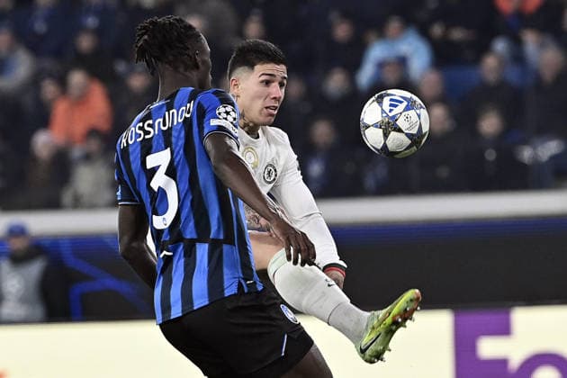 Atalanta v Chelsea - UEFA Champions League BERGAMO, ITALY, DECEMBER 09: Enzo Fernandez (R), of Chelsea, is challenged by Odilon Kossounou (L), of Atalanta, during the League phase UEFA Champions League football match between Atalanta and Chelsea at the Stadio di Bergamo, Italy, on December 09, 2025. Isabella Bonotto Anadolu Bergamo Italy. Editorial use only. Please get in touch for any other usage.  Copyright: x2025xAnadoluxIsabellaxBonottox