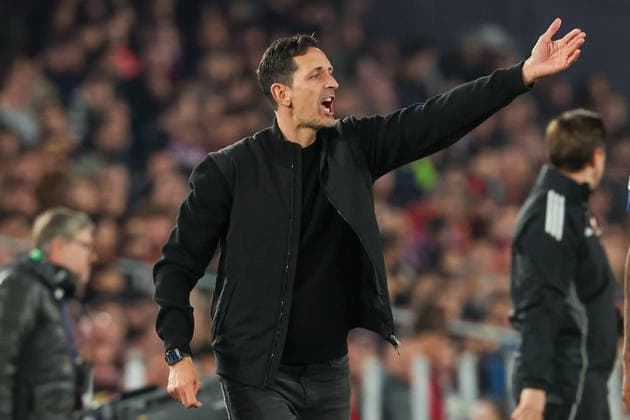 FBL SPA CL FC Barcelona Eintracht Frankfurt head coach, Trainer Dino Topmöller Eintracht Frankfurt gives instructions during the Champions League phase Matchday 6 football match between FC Barcelona Eintracht Frankfurt an Camp Nou Barcelona, on December 09, 2025 Copyright: JoaquimxFerreira