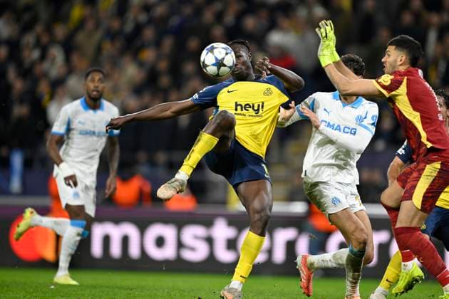 Royale Union Saint-Gilloise v Marseille - UEFA Champions League BRUSSELS, BELGIUM - DECEMBER 09 : David Promise Oluwatobi forward of Union Saint-Gilloise and Rulli Geronimo goalkeeper of OM Marseille during the UEFA Champions League 2025 26 League Phase MD6 match between Royale Union Saint-Gilloise and Marseille on December 9, 2025 in Brussels, Belgium, 09 12 2025 Brussels Belgium  Copyright: xNicoxVereeckenx