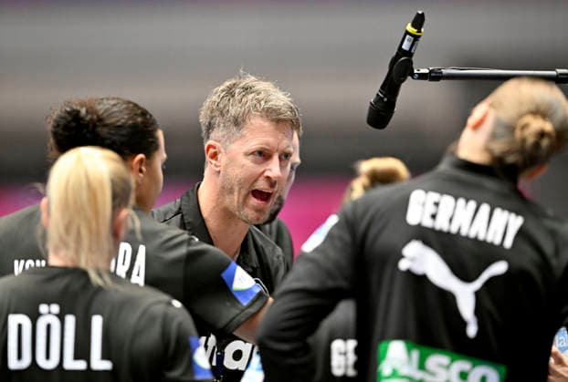 Time-out, coach Markus Gaugisch GER with a speech, Womens Handball World Championship 2025, quarter-final Germany GER Brazil BRA 30 23, on 09 12 2025 in Dortmund Germany Womens Handball World Championship from 26 11 14 12 2025 in Germany Netherlands Â