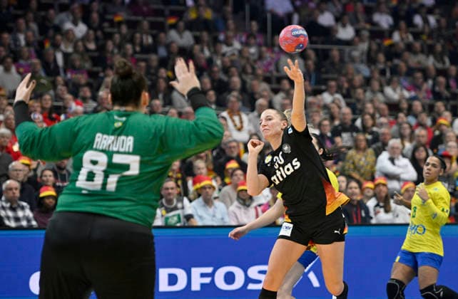 v l Goalkeeper Renata Lais De Arruda BRA , Jenny Behrend GER Throw, action, duel, Handball World Championship Women 2025, quarterfinal Germany GER Brazil BRA 30 23, on 09 12 2025 in Dortmund Germany Handball World Championship Women from 26 11 14 12 2025 in Germany Netherlands Â