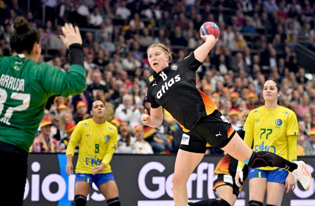 v l Goalkeeper Renata Lais De Arruda BRA , Nina Engel GER , throw, action, duel, Handball World Championship Women 2025, quarterfinal Germany GER Brazil BRA 30 23, on 09 12 2025 in Dortmund Germany Handball World Championship Women from 26 11 14 12 2025 in Germany Netherlands Â