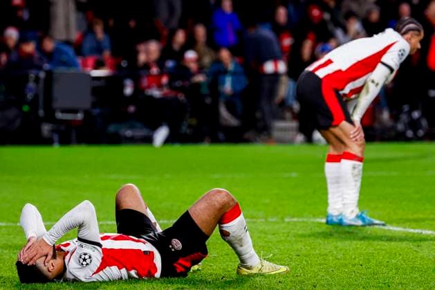 Fußball, CL, PSV Eindhoven - Atletico Madrid Ismael Saibari of PSV Eindhoven and Armando Obispo of PSV Eindhoven looks dejected after the final whistle PSV Eindhoven v Atletico de Madrid, UEFA Champions League 2025 26 League Phase MD6, PSV Eindhoven v Atletico de Madrid, PSV Stadion, December 9, 2025, Eindhoven, Netherlands.