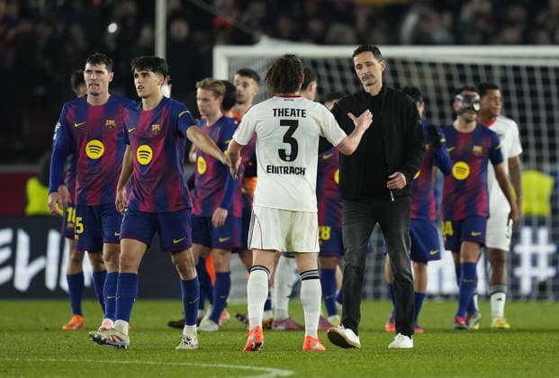 09 12 2025, xslx, Football UEFA Champions League, FC Barcelona Eintracht Frankfurt v l Arthur Theate Eintracht Frankfurt , Coach Dino Toppmöller Toppmoeller Eintracht Frankfurt enttaeuscht, enttaeuscht looking, dissapointed Barcelona
