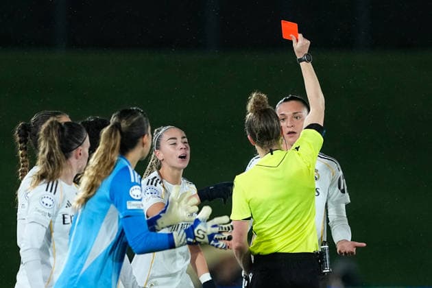 December 9, 2025, Valdebebas, Madrid, Spain: Iris Ashley of Real Madrid CF see the red card during the UEFA WomenÃ¢â‚¬â ¢s Champions League 2025 26 League Phase MD5, football match played between Real Madrid CF and VfL Wolfsburg at Alfredo Di Stefano stadium on December 09, 2025, in Valdebebas, Madrid, Spain. Valdebebas Spain - ZUMAa181 20251209_zaa_a181_233 Copyright: xOscarxJ.xBarrosox