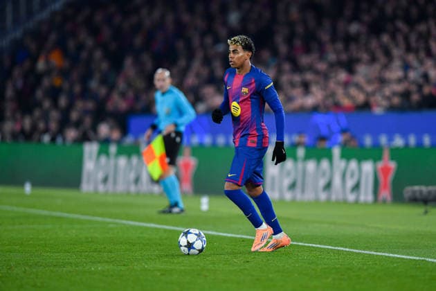 FC Barcelona, Barca v EINTRACHT FRANKFURT SPOTIFY CAMP NOU. BARCELONA. December 9,2025 FC BARCELONA vs EINTRACHT FRANKFURT December 9,2025 Lamine Yamal (10) of FC Barcelona during the soccer match corresponding to the sixth match of the group stage of the UEFA Champions League between FC Barcelona and Eintracht Frankfurt at Spotify Camp Nou in Barcelona, Spain. Barcelona ESP Copyright: xS.xRosx