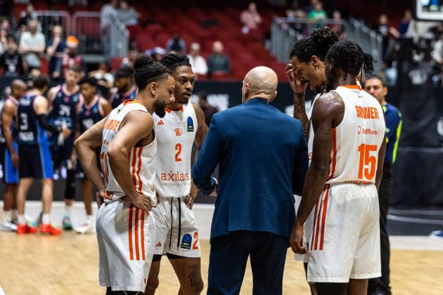 GER, BKT EuroCup, Season 2025 2026, Niners Chemnitz Panionios Cosmorama Travel Athens 09 12 2025, Fair, Chemnitz, GER, BKT EuroCup, Season 2025 2026, Niners Chemnitz Panionios Cosmorama Travel Athens Rodrigo Pastore Head Coach , Niners Chemnitz talks to his players Photo Alexander Trienitz Chemnitz Fair Saxony Germany