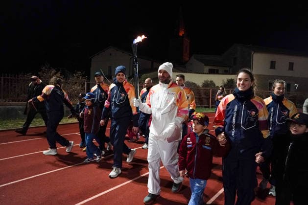 Passage To Perugia Of The Olympic Flame And Ceremony Andrea Giovi, Head Coach of Bartoccini MC Restauri Perugia, welcomes the Olympic torch at the Santa Giuliana Arena with the children of the Fiamme Oro for the Milan Cortina 2026 event, during the Passage of the Olympic Torch and Ceremony in Perugia, Italy, on December 9, 2025. Perugia Italy  Copyright: xLorisxCerquiglinix originalFilename:cerquiglini-notitle251209_npmPr.jpg