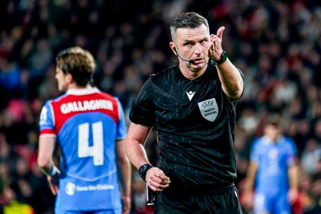 Fußball, CL, PSV Eindhoven - Atletico Madrid Referee Michael Oliver gestures PSV Eindhoven v Atletico de Madrid, UEFA Champions League 2025 26 League Phase MD6, PSV Eindhoven v Atletico de Madrid, PSV Stadion, December 9, 2025, Eindhoven, Netherlands.