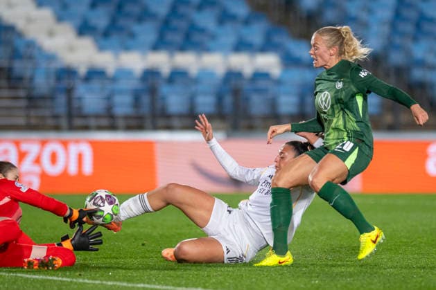 December 9, 2025, Madrid, Madrid, Spain: The moment when player IRIS ASHLEY of Real Madrid Femenino CF collides with goalkeeper STINA JOHANNES of Wolfsburg in the face during the Women s Champions League match REAL MADRID FEMENINO - VFL WOLFSBURGO on december 09, 2025, Valdebebas, Madrid, Spain. Madrid Spain - ZUMAc312 20251209_zsp_c312_027 Copyright: xOscarxManuelxSanchezx