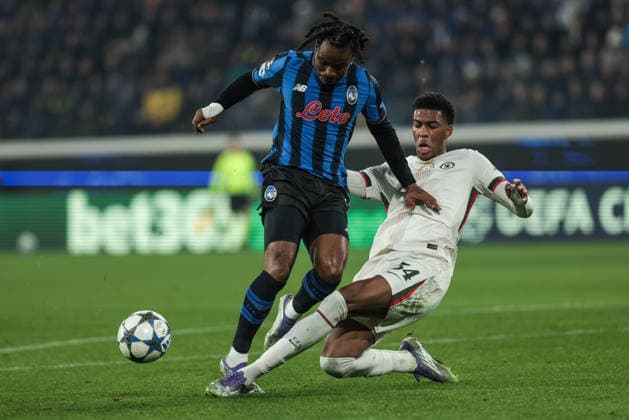 Atalanta BC v Chelsea FC - UEFA Champions League 2025 26 League Phase MD6 Contrast between Ademola Lookman of Atalanta BC and Josh Acheampong of Chelsea FC during the UEFA Champions League football match between Atalanta BC and Chelsea FC in Bergamo, Italy, on December 9, 2025, at New Balance Arena. Bergamo Italy  Copyright: xEmanuelexComincinix originalFilename:comincini-atalanta251209_npjls.jpg