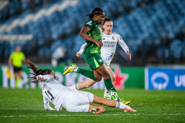 Real Madrid v VfL Wolfsburg, UEFA Women s Champions League, Madrid, Spain MADRID, SPAIN - DECEMBER 09: Lineth Beerensteyn of VfL Wolfsburg is tackled by Rocio Galvez of Real Madrid CFduring the UEFA Women s Champions League 2025 26 match between Real Madrid CF and VfL Wolfsburg at Estadio Alfredo Di Stefano in Madrid. Spain, Madrid, Estadio Alfredo Di Stefano  Copyright: xGonzalesxPhoto LucianoxLimax