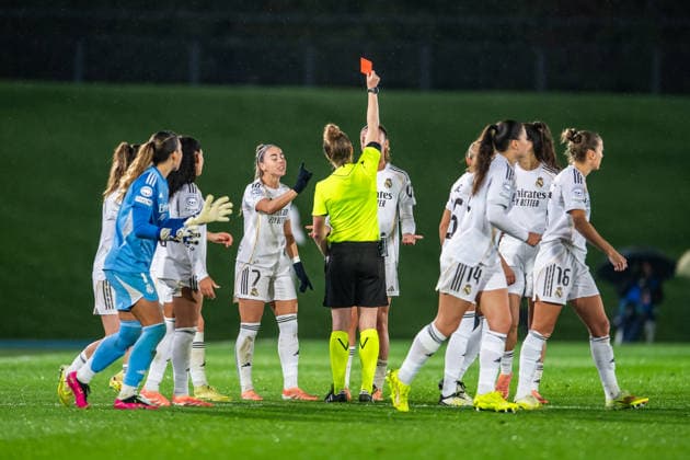 Real Madrid v VfL Wolfsburg, UEFA Women s Champions League, Madrid, Spain MADRID, SPAIN - DECEMBER 09: Iris Santiago of Real Madrid CF is shown a red card by referee Kirsty Dowle during the UEFA Women s Champions League 2025 26 match between Real Madrid CF and VfL Wolfsburg at Estadio Alfredo Di Stefano in Madrid. Spain, Madrid, Estadio Alfredo Di Stefano  Copyright: xGonzalesxPhoto LucianoxLimax