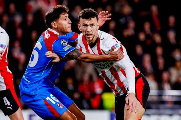Fußball, CL, PSV Eindhoven - Atletico Madrid Nahuel Molina of Atletico Madrid and Ivan Perisic of PSV Eindhoven PSV Eindhoven v Atletico de Madrid, UEFA Champions League 2025 26 League Phase MD6, PSV Eindhoven v Atletico de Madrid, PSV Stadion, December 9, 2025, Eindhoven, Netherlands.