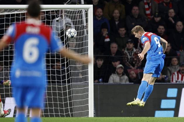 Fußball, CL, PSV Eindhoven - Atletico Madrid EINDHOVEN - Alexander Sorloth of Club Atletico de Madrid scores the 1-3 goal during the UEFA Champions League match between PSV Eindhoven and AtlÃ tico Madrid at the Phillips Stadium on December 9, 2025, in Eindhoven, Netherlands. ANP MAURICE VAN STEEN UEFA Champions League matchday 6 2025-2026 xVIxANPxSportx xxANPxIVx 544436714 originalFilename: 544436714.jpg