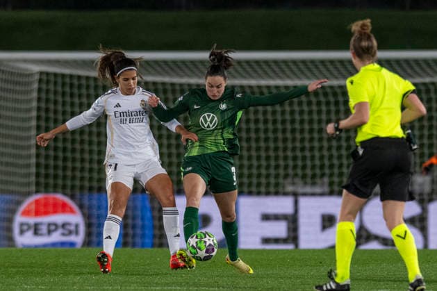 December 9, 2025, Madrid, Madrid, Spain: CAITLIN DIJKSTRA of Wolfsburg battles for possession with ALBA REDONDO of Real Madrid Femenino CF during the Women s Champions League match REAL MADRID FEMENINO - VFL WOLFSBURGO on december 09, 2025, Valdebebas, Madrid, Spain. Madrid Spain - ZUMAc312 20251209_zsp_c312_102 Copyright: xOscarxManuelxSanchezx