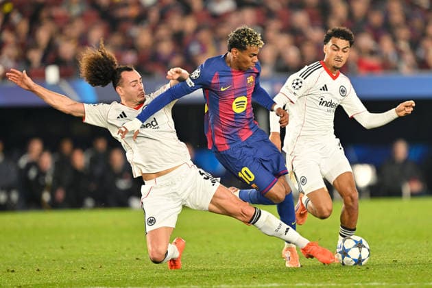 Barcelona, Camp Nou, 09 12 25, ESP, Men, UEFA Champions Leaugue, Season 2025 2026, FC Barcelona Eintracht Frankfurt Picture from left in duel Arthur THEATE Frankfurt , LAMINE YAMAL Barcelona and Nathaniel BROWN Frankfurt UEFA regulations prohibit any use of photographs as image sequences and or quasi video Catalonia Spain