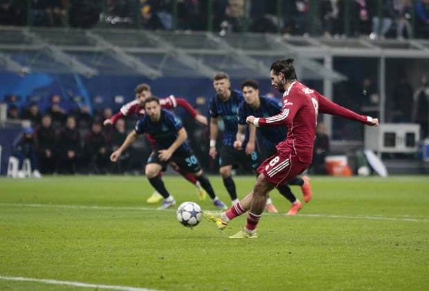 CALCIO - UEFA Champions League - Inter - FC Internazionale vs Liverpool FC Dominik Szoboszlai of FC Liverpool scoring a goal on a penalty kick during the Uefa Champions League,, 2025 26 season, football match between Inter FC and FC Liverpool, on 09 December 2025 at â?? Giuseppe Meazza Stadium, San Siro, Milan, Italy. Photo Nderim KACELI Milano Italy  Copyright: xIPAxSport ABACAx