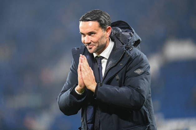 CALCIO - UEFA Champions League - Atalanta BC vs Chelsea FC Raffaele Palladino (Atalanta Bc) greetings supporters during Atalanta BC vs Chelsea FC, UEFA Champions League football match in Bergamo, Italy, December 09 2025 Bergamo Italy  Copyright: xIPAxSport ABACAx