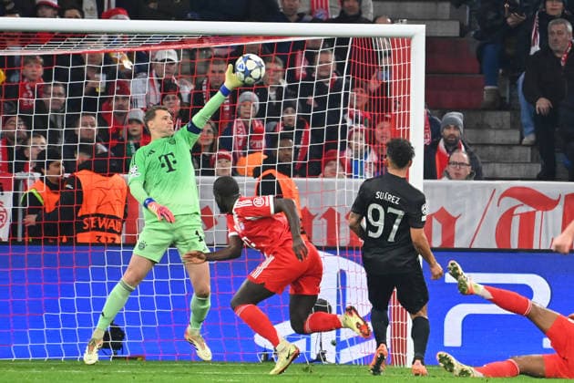Manuel NEW Goalkeeper Bayern Muenchen saves the ball,Parade Action Football Champions League,Season 2025 26, League Phase FC Bayern Muenchen Sporting CP 3 1 am 09 12 2025 A L L I A N Z A R E N A