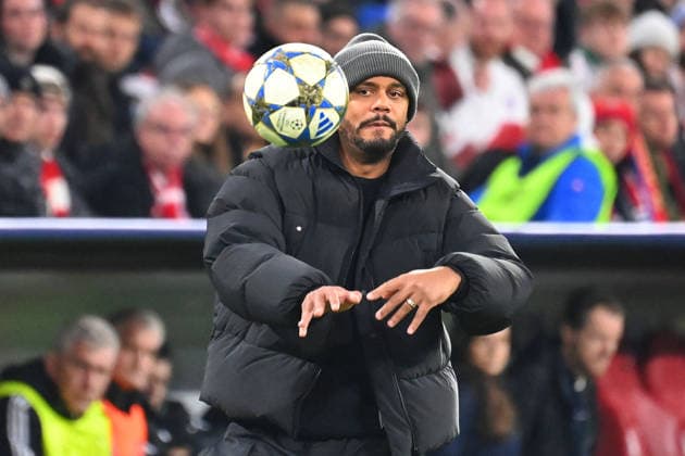 Coach Vincent KOMPANY Bayern Muenchen throws the ball onto the pitch, single image,cropped single motif,half figure,half figure Football Champions League,season 2025 26, league phase FC Bayern Muenchen Sporting CP 3 1 on 09 12 2025 A L L I A N Z A R E N A
