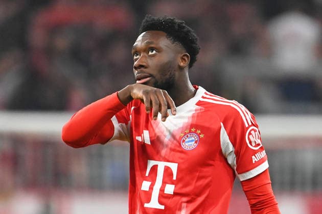 Alphonso DAVIES Bayern Muenchen , skeptical,gesture,action,single image,cropped single motif,half figure,half figure Football Champions League,season 2025 26, league phase FC Bayern Muenchen Sporting CP 3 1 on 09 12 2025 A L L I A N Z A R E N A