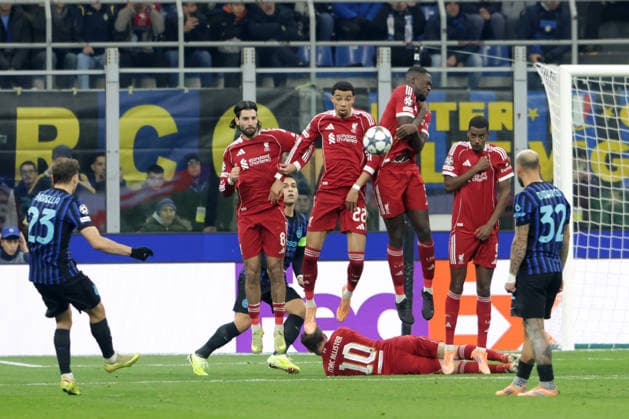 NICOLO BARELLA, Inter, DOMINIK SZOBOSZLAI, HUGO EKITIKE, IBRAHIMA KONATE, ALEXANDER ISAK, Liverpool, Champions League, 2025-26, Inter vs Liverpool 0-1, 09-12-2025, Calcio di punizione, Free kick, Barriera, Wall, Contrasto, Action CHAMPIONS LEAGUE 2025-26 INTER-LIVERPOOL 0-1