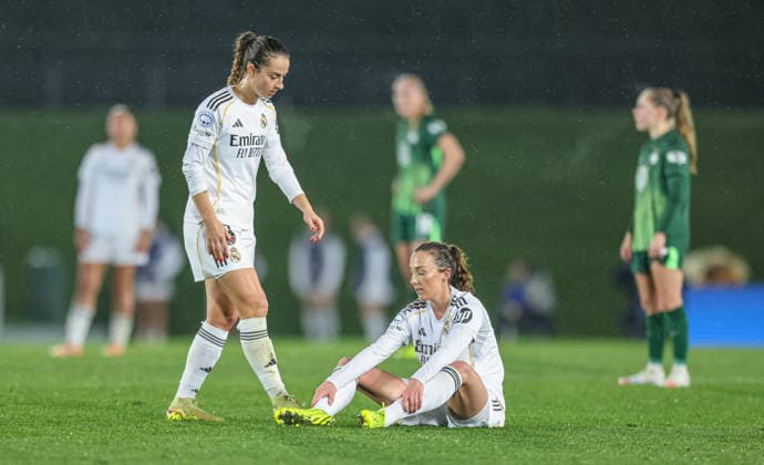 ESP, Madrid, Real Madrid vs VfL Wolfsburg, WomenÂs Champions League, Football, UEFA, Season 2025 2026, Alfredo di Stefano, 5 Matchday in picture f l Sara Däbritz Real Madrid 8 helps Caroline Weir Real Madrid 10 DFB DFL REGULATIONS PROHIBIT ANY USE OF PHOTOGRAPHS AS IMAGE SEQUENCES AND OR QUASI VIDEO, 09 12 2025 Copyright: HMBxMedia HendrikxHamelau